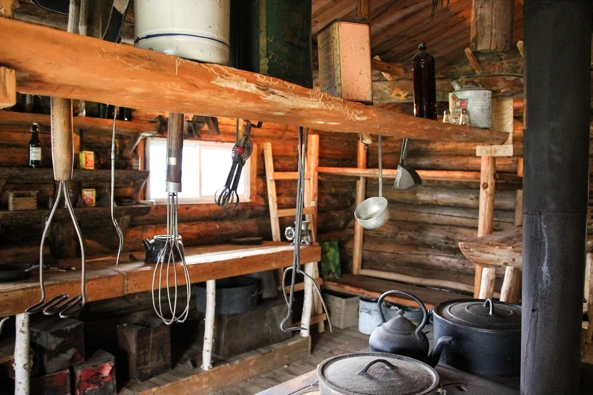 L'intérieur d'une cabane du village de bûcherons à Grandes-Piles