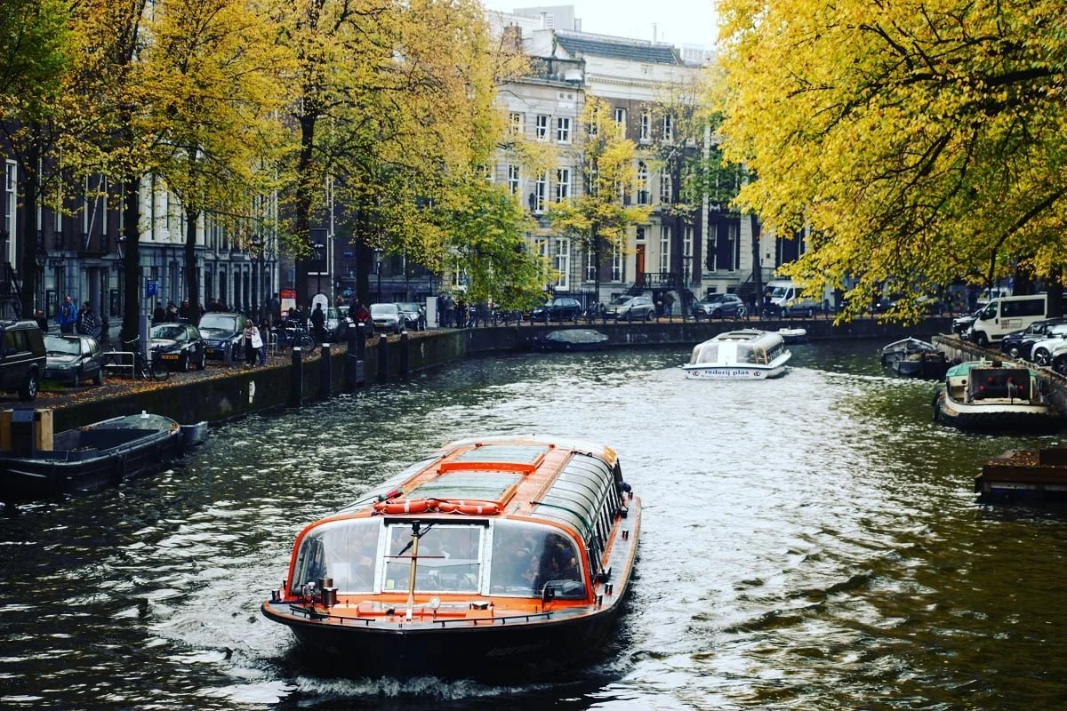 Un canal à Amsterdam, sous les couleurs de l'automne