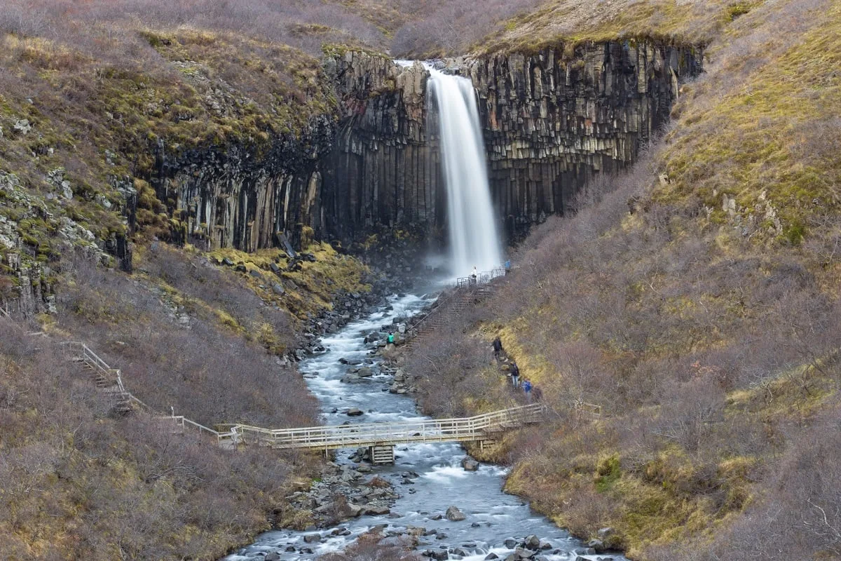 La cascade de Svartifoss : on aperçoit la passerelle qui permet de faire des photos de face