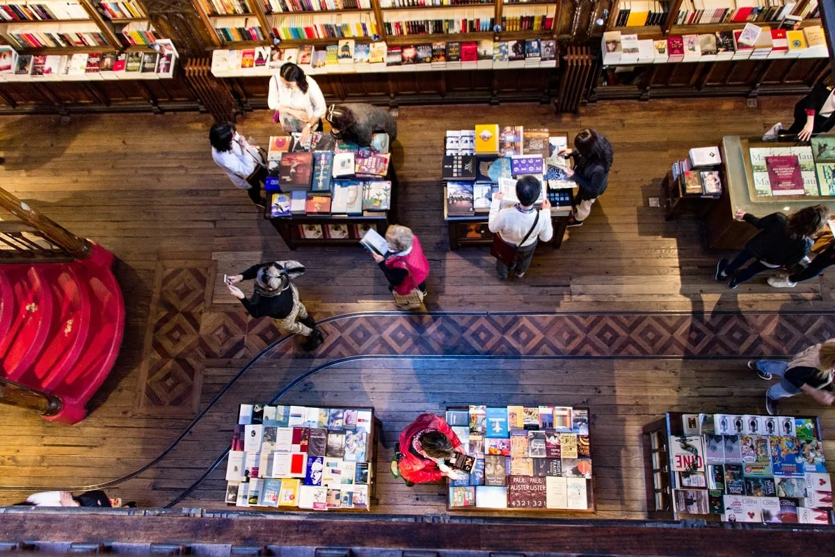 La vue en contre-bas depuis l'étage de la librairie Lello