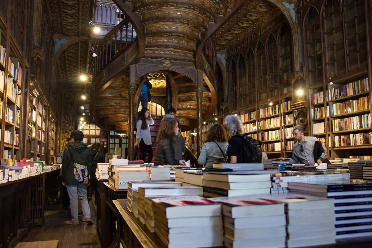 Le rez-de-chaussée de la librairie Lello