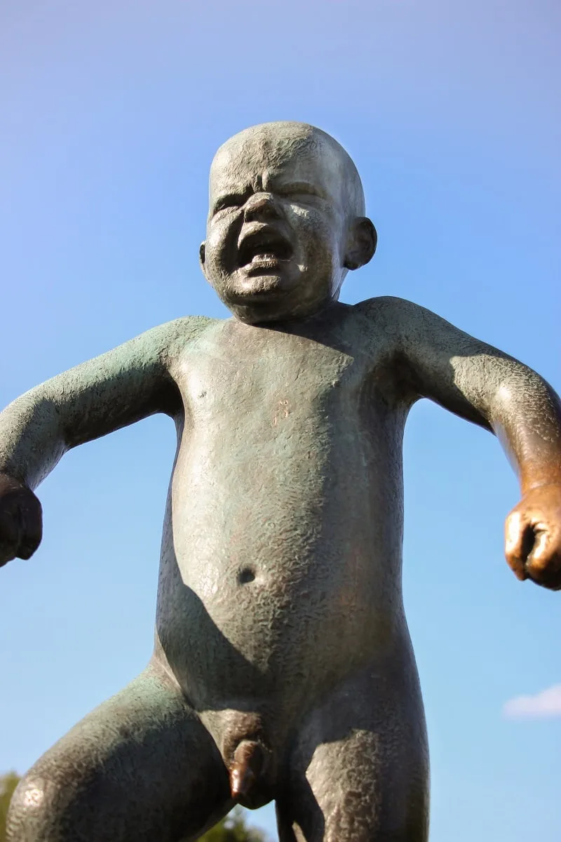 La statue de l'enfant en colère du parc Vigeland d'Oslo