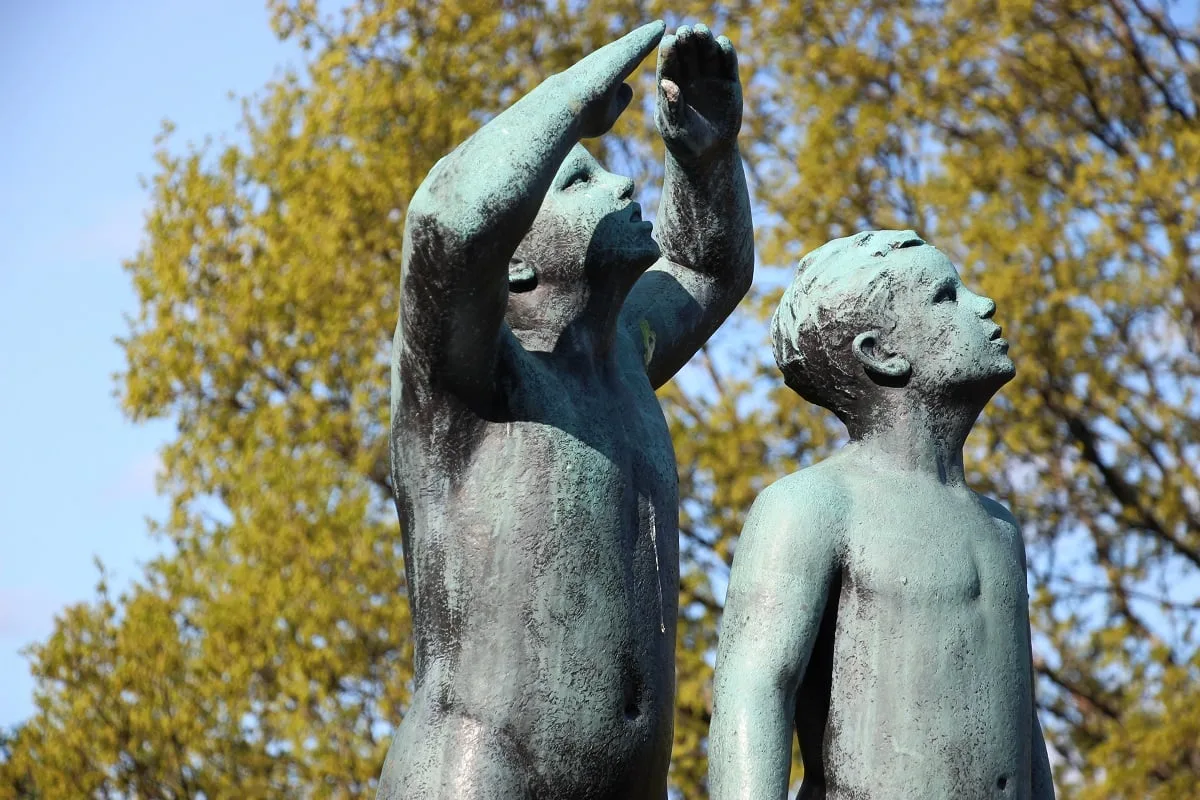 Des statues plus classiques du parc Vigeland d'Oslo