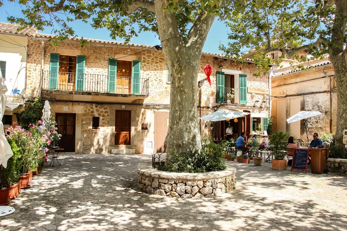 Une place ombragée dans Valldemossa