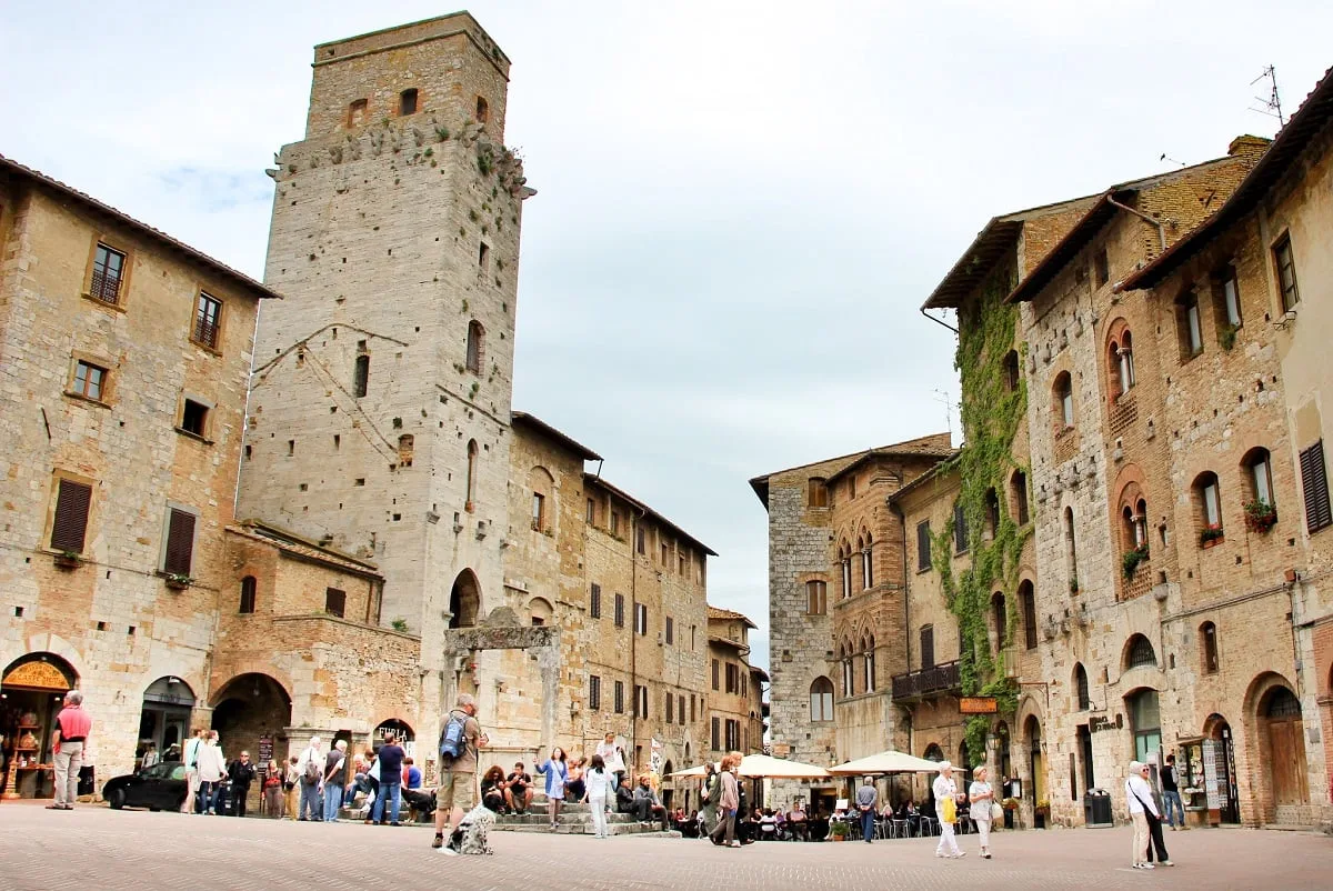 Dans le village de San Gimignano en Toscane