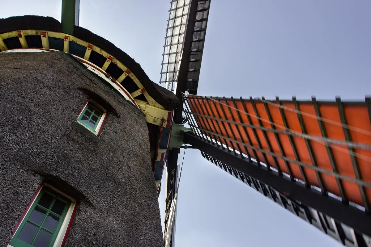 Vue en contre-plongée des ailes d'un moulin