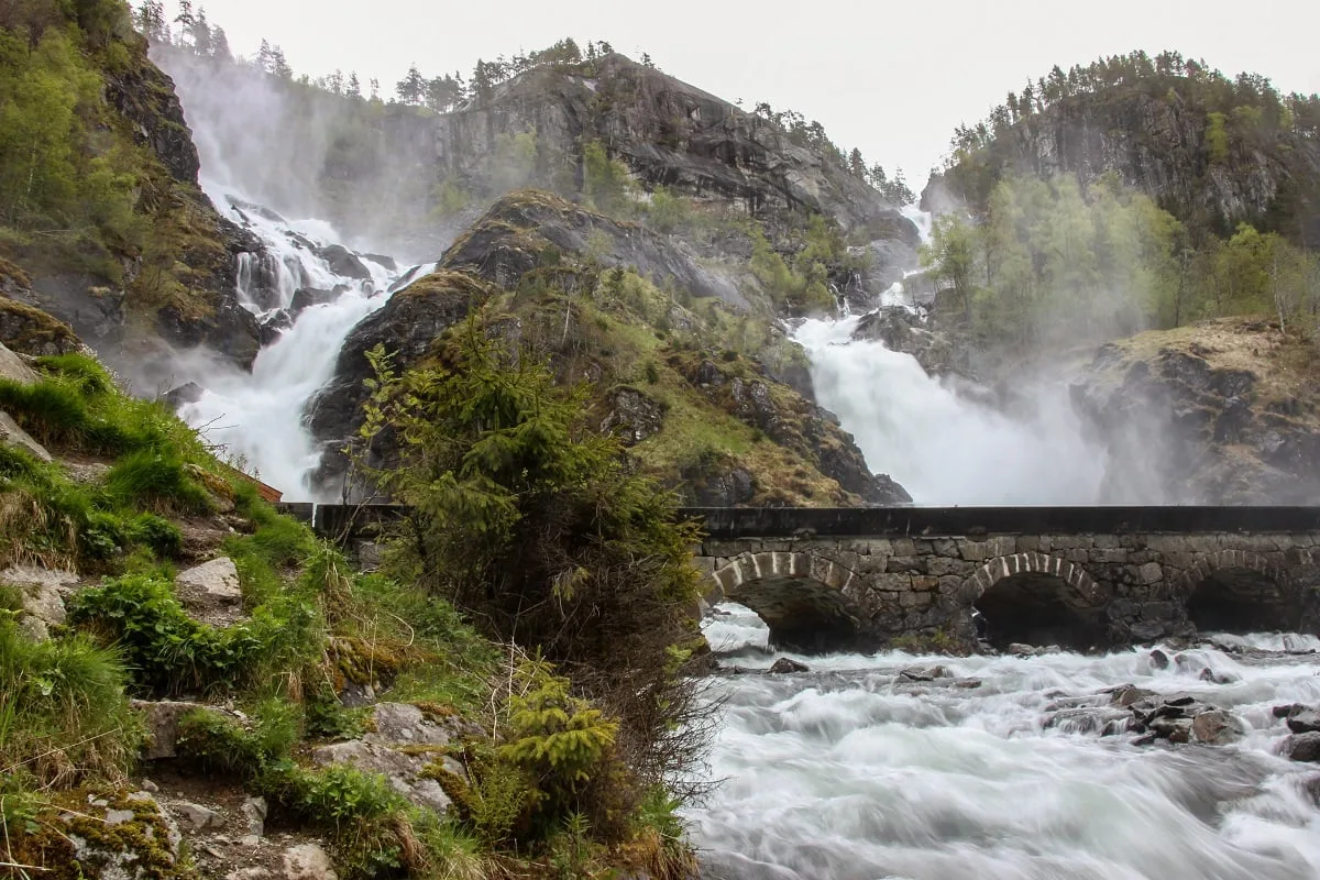 Les 2 cours d'eau qui constituent la cascade de Latefossen, au bord de la route