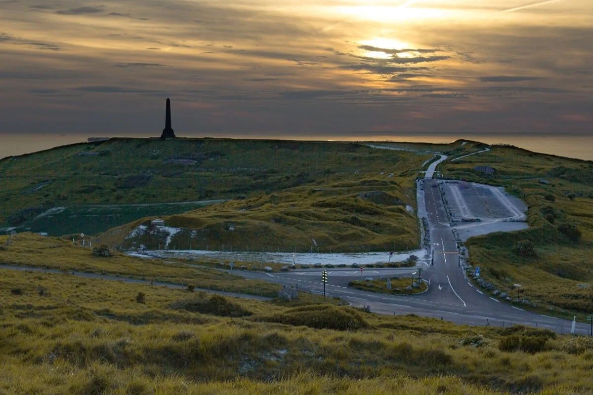 Coucher de soleil sur le Cap Blanc Nez et son obélisque