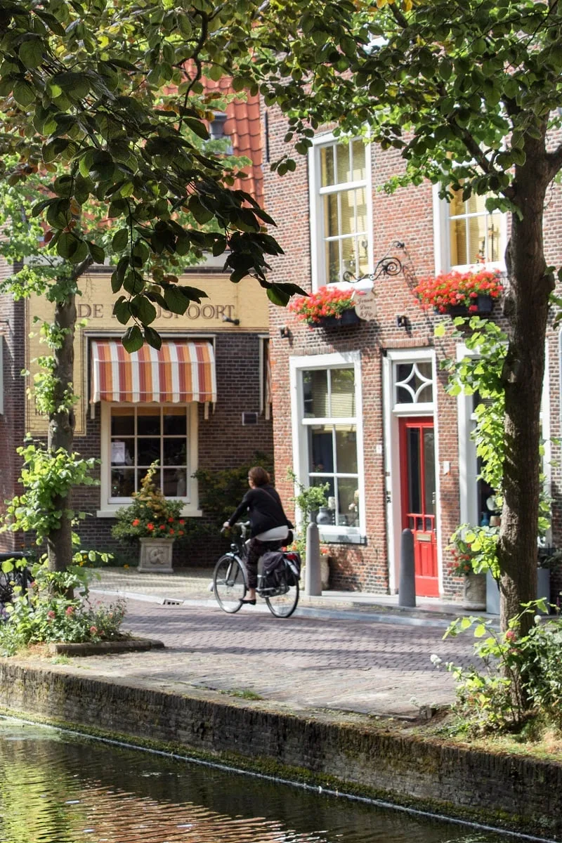Les vélos sont très présents à Delft, comme partout aux Pays-Bas...