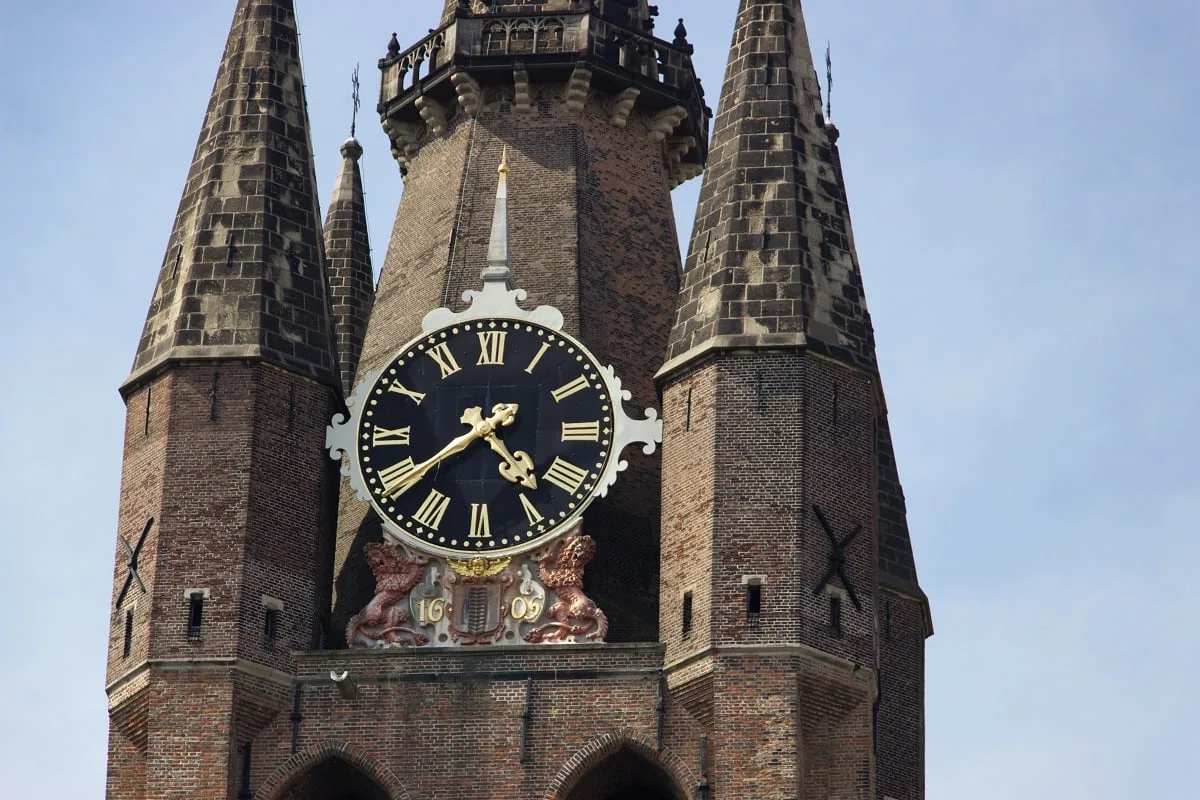 L'horloge de la tour penchée de la "vieille église" de Delft