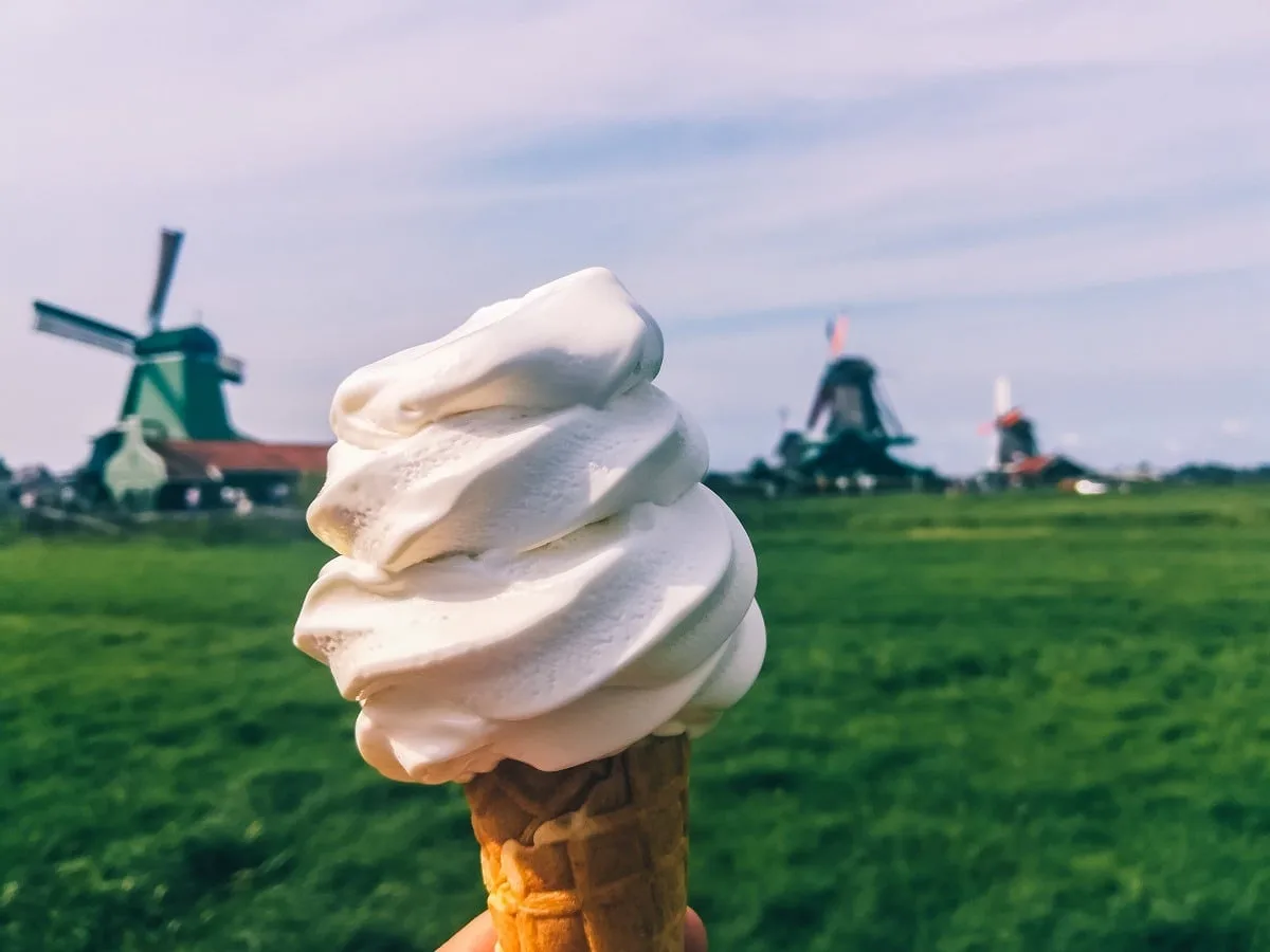 Cornet de glace avec les moulins en arrière plan