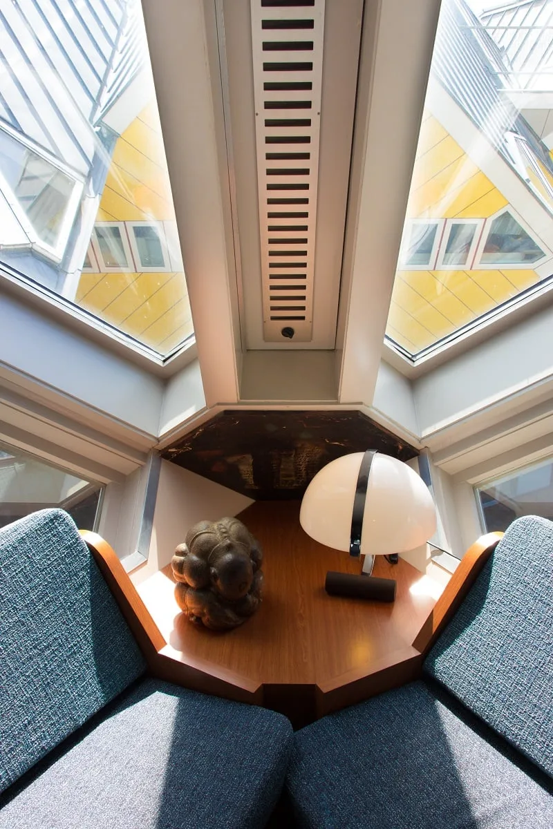 L'intérieur d'une maison cubique : ici le coin salon