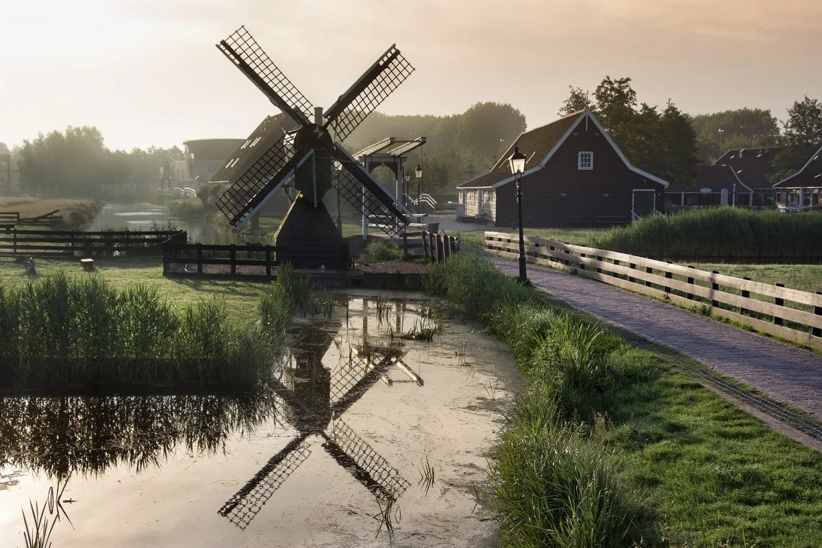 Zaanse Schans éclairé par les premières lueurs du jour