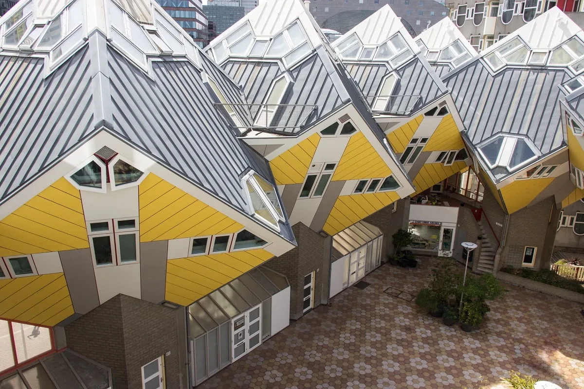 Les maisons surélevées au-dessus d'une plateforme centrale