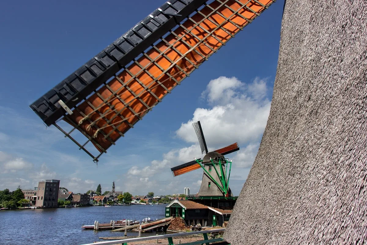 Moulin à vent sous un ciel bleu