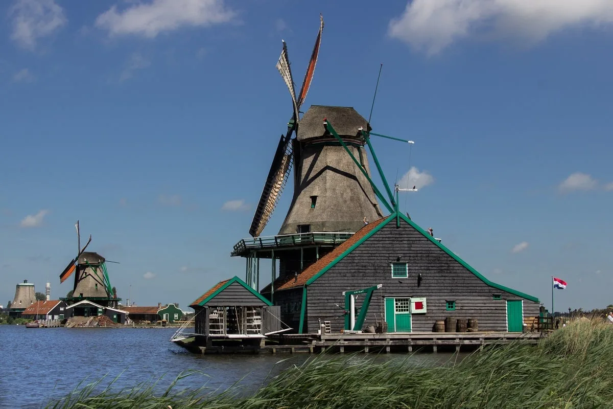 Moulins à vent au bord de l'eau