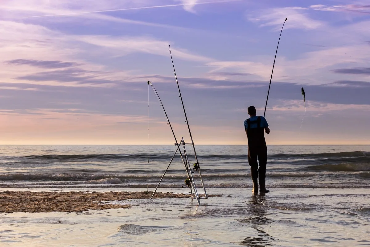 Les pêcheurs à la ligne viennent profiter de la plage du Cap Blanc Nez en fin d'après-midi