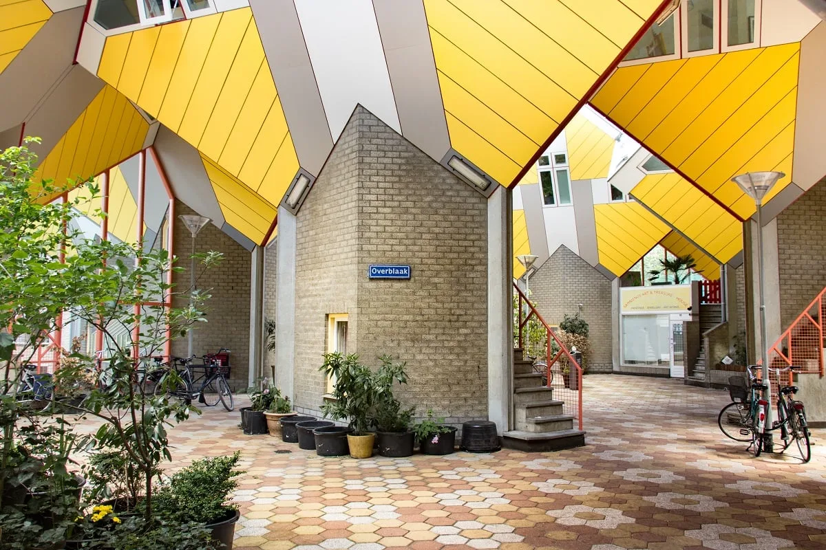 La plateforme d'accès aux maisons cubiques de Rotterdam, ou rue Overblaak