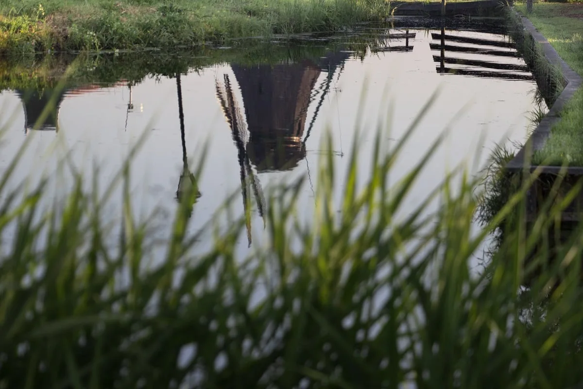 Reflet d'un moulin sur l'eau