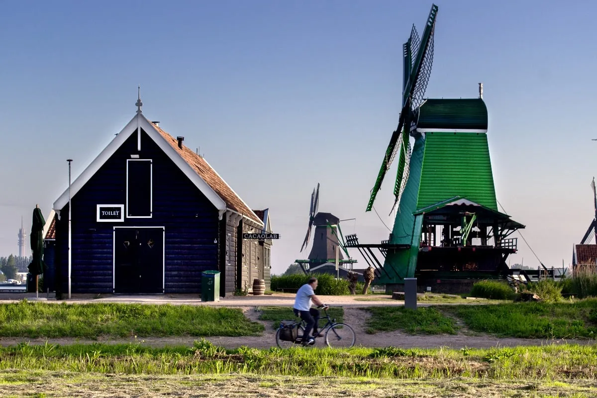 La piste cyclable dans Zaanse Schans