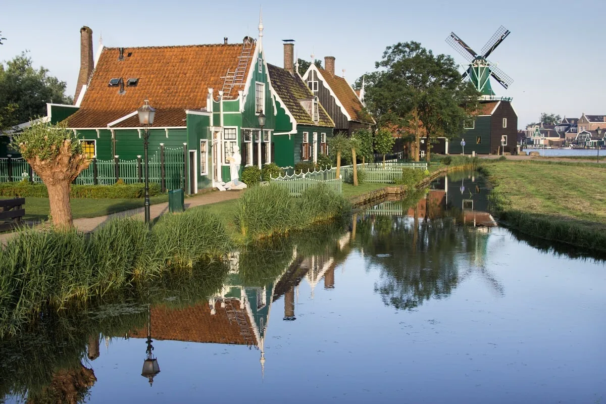 Maisons vertes au bord d'un canal