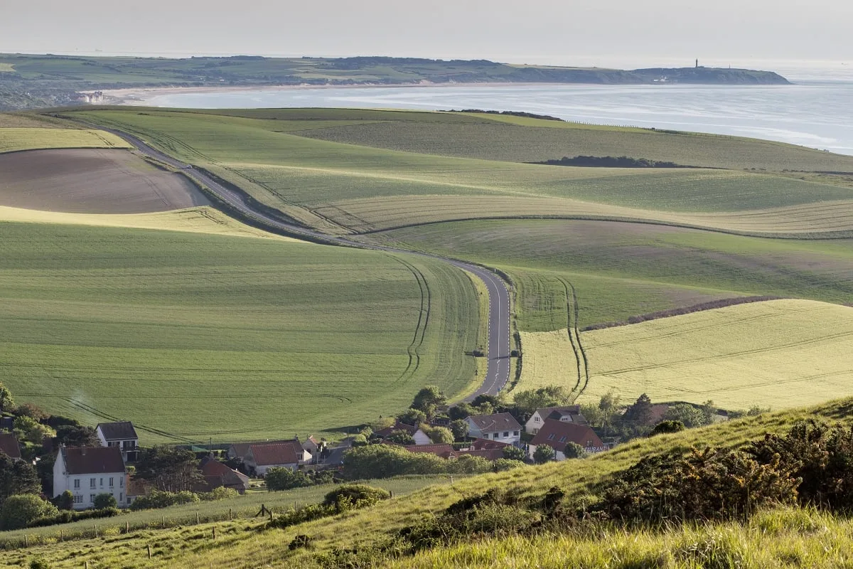 La superbe vue sur le village d'escalles et la Côte d'Opale depuis le sommet du Cap Blanc-Nez