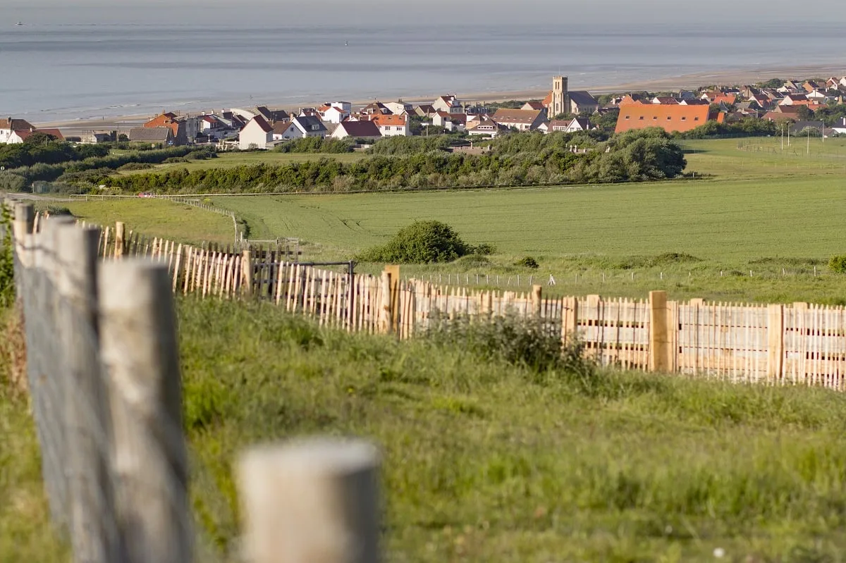 La vue sur la ville de Sangatte depuis le chemin de randonnée du Cap Blanc-Nez