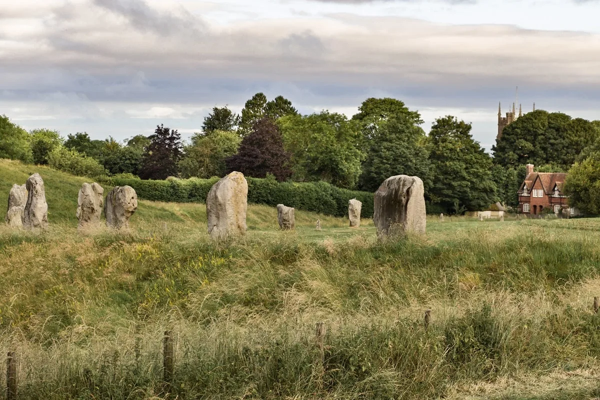 Le village d'Avebury et ses monolithes qui le traversent