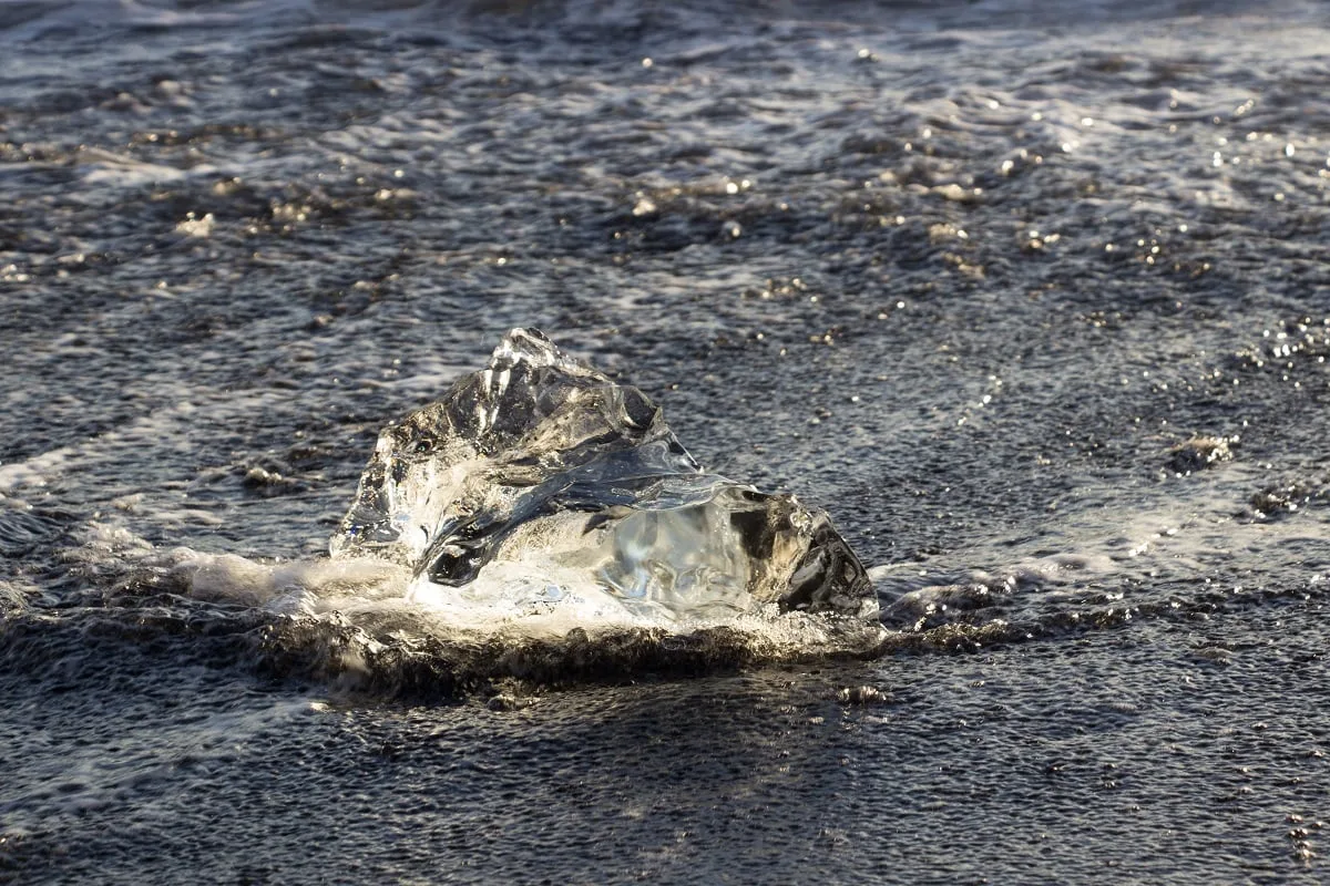 Un petit morceau de glace, quasiment transparent sur la Diamond Beach