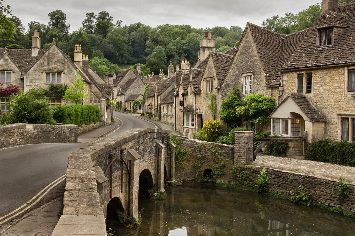 Castle Combe : un village typique des Cotswolds dans le sud de l'Angleterre