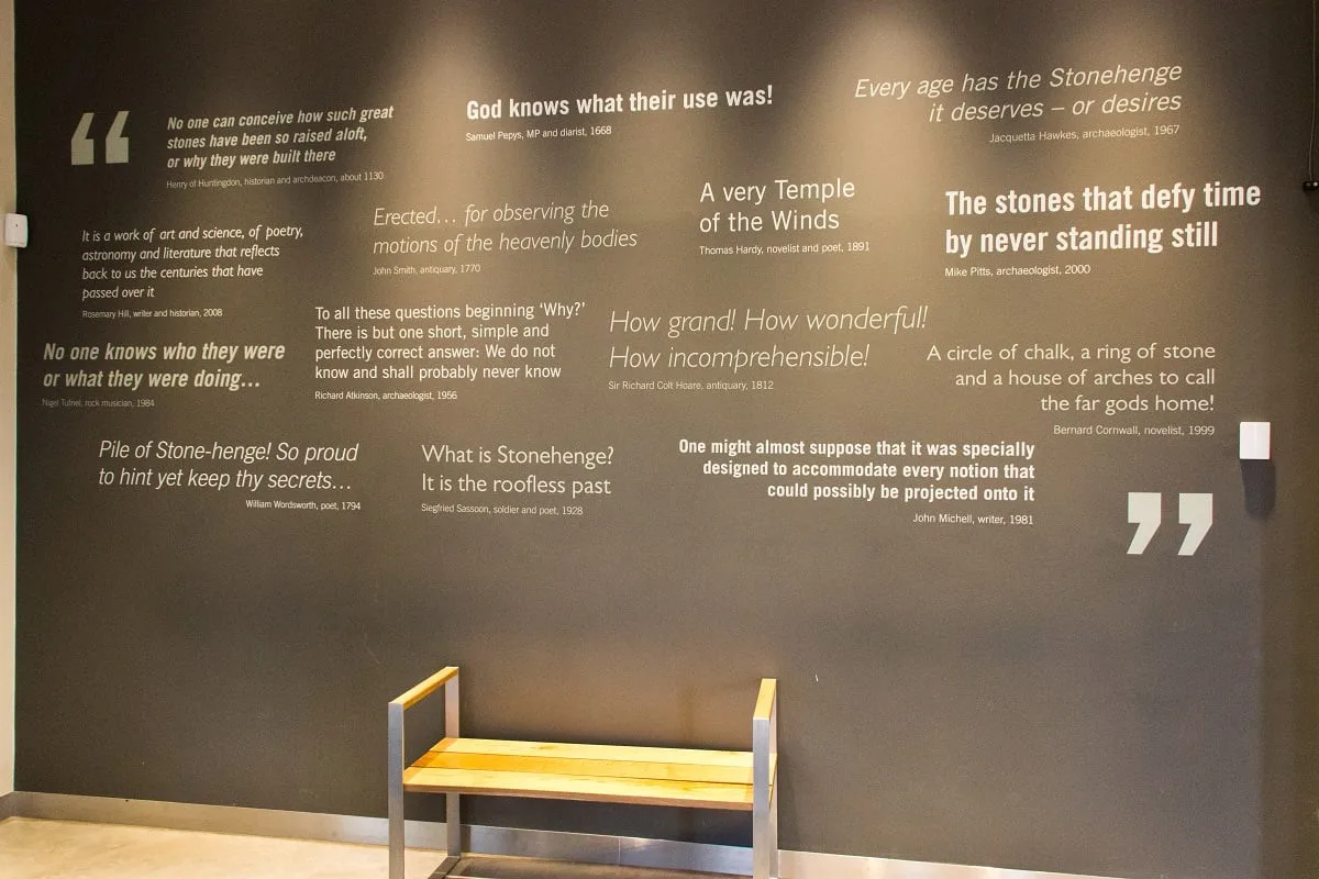 L'intérieur du musée de Stonehenge et son mur de citations