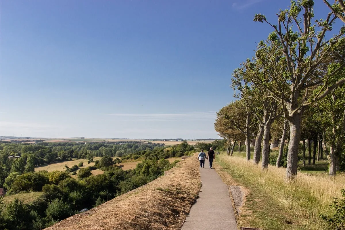 Chemin sur le haut des remparts