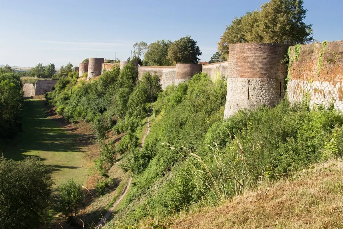 Les remparts qui entourent Montreuil-sur-Mer