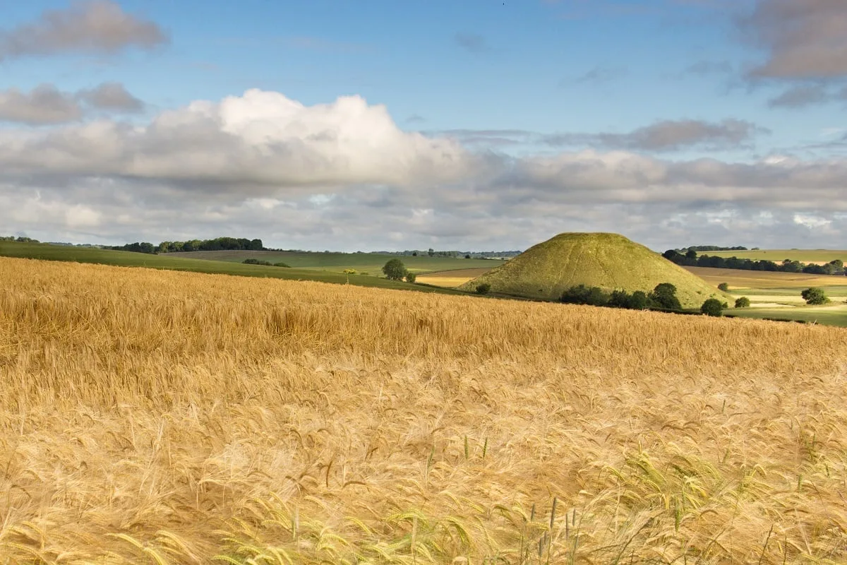 Le tumulus de Silbury Hill juste à côté d'Avebury