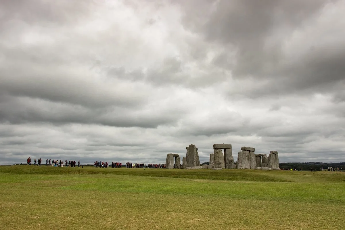 Le site de Stonehenge est isolé au milieu de la campagne