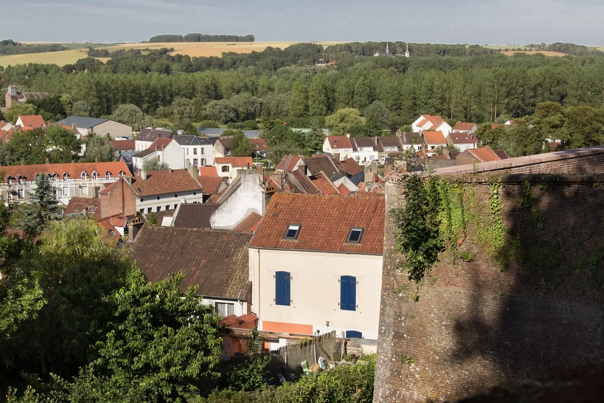 La vue sur la ville basse de Montreuil sur Mer depuis les remparts. Et la Chartreuse de Neuville au fond