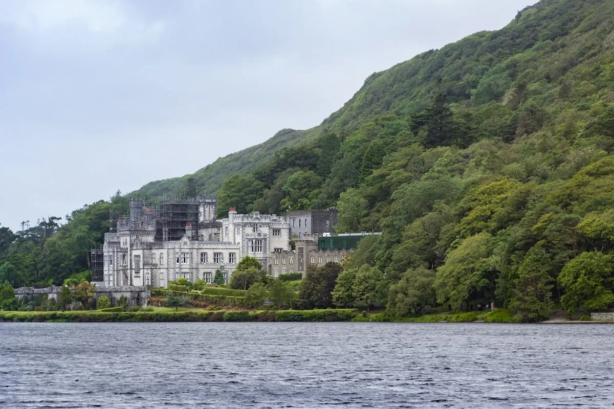 L'abbaye de Kylemore dans le Connemara, au bord du lac Pollacapall