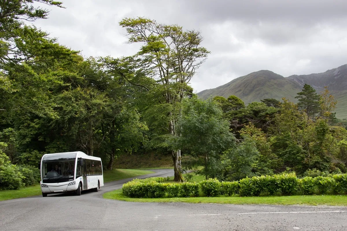 L'accès en mini-bus jusqu'aux jardins de l'abbaye de Kylemore