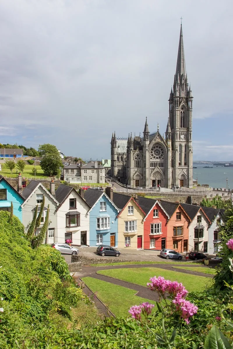 La vue sur la cathédrale de Cobh avec les maisons colorées de la ville en premier plan