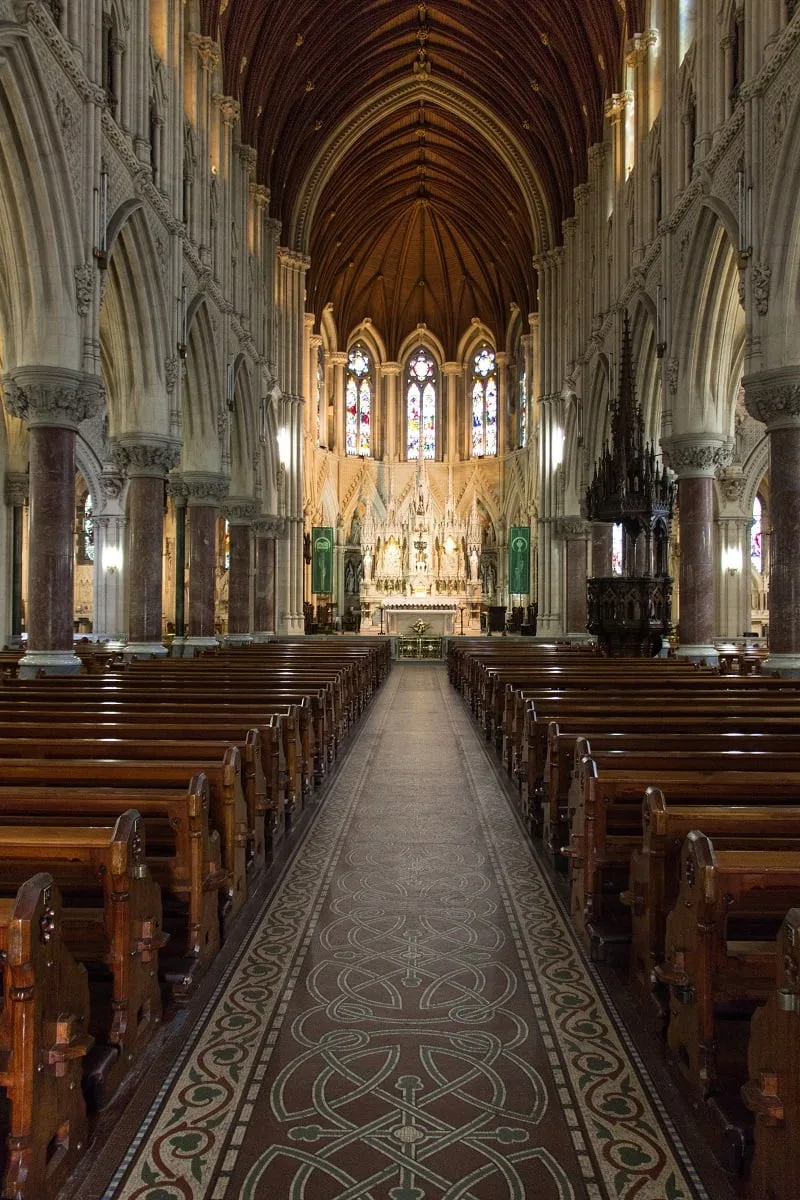 Nef dans la cathédrale