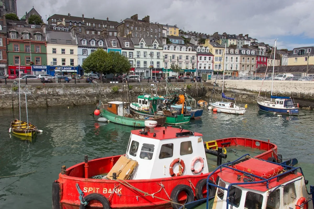Bateaux de pêche avec vue sur Cobh derrière