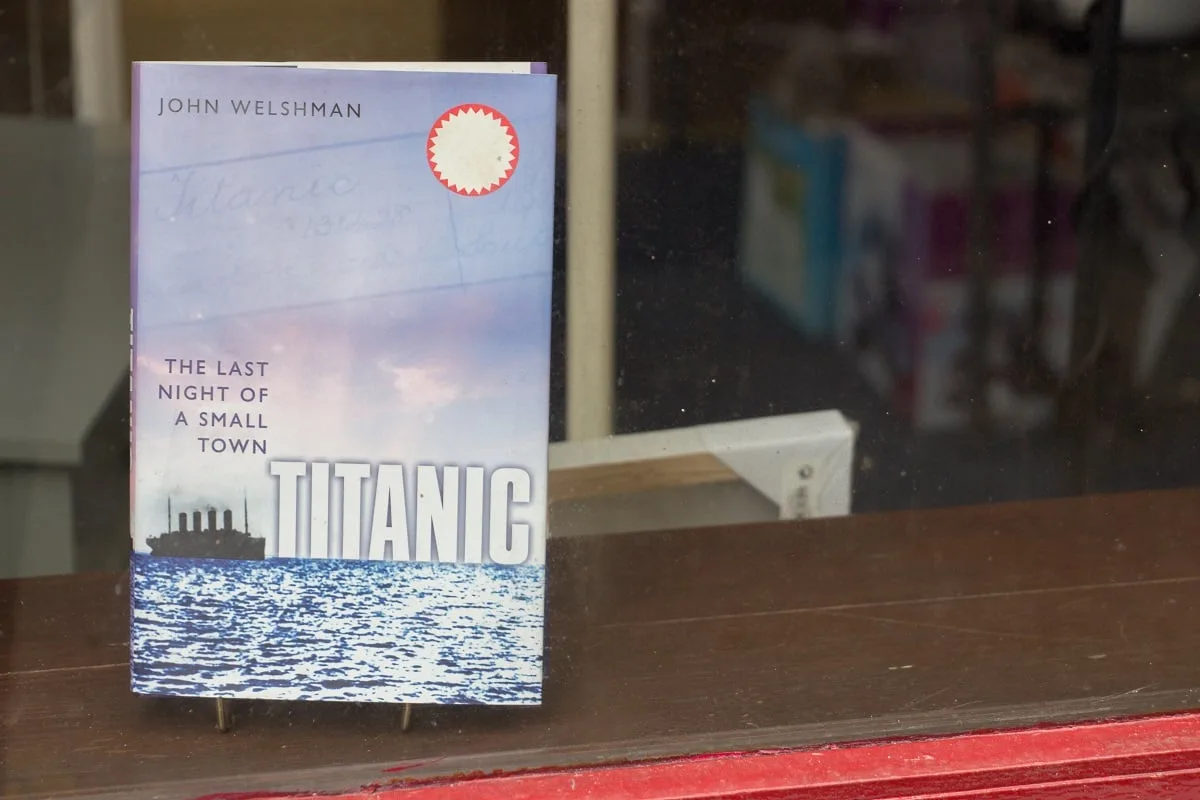 Une vitrine de magasin avec un livre en lien avec le Titanic