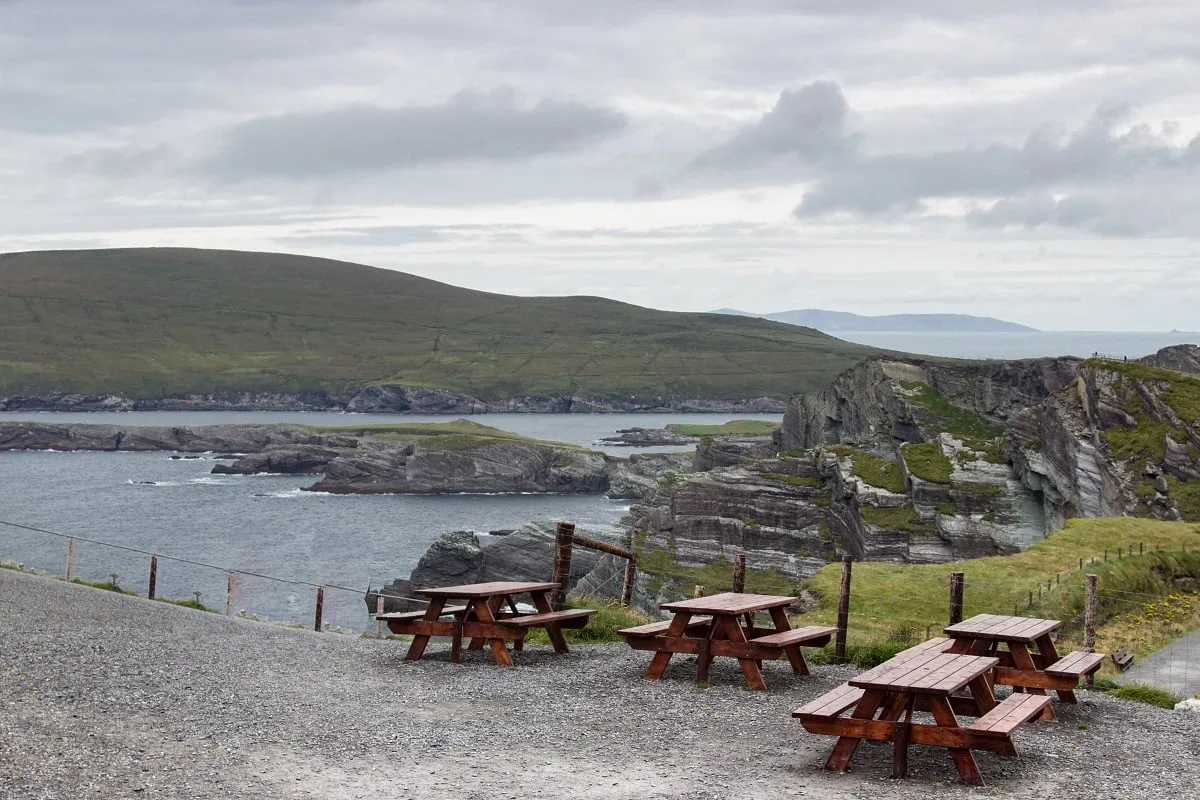 Les tables de pique-nique aux falaises de Kerry