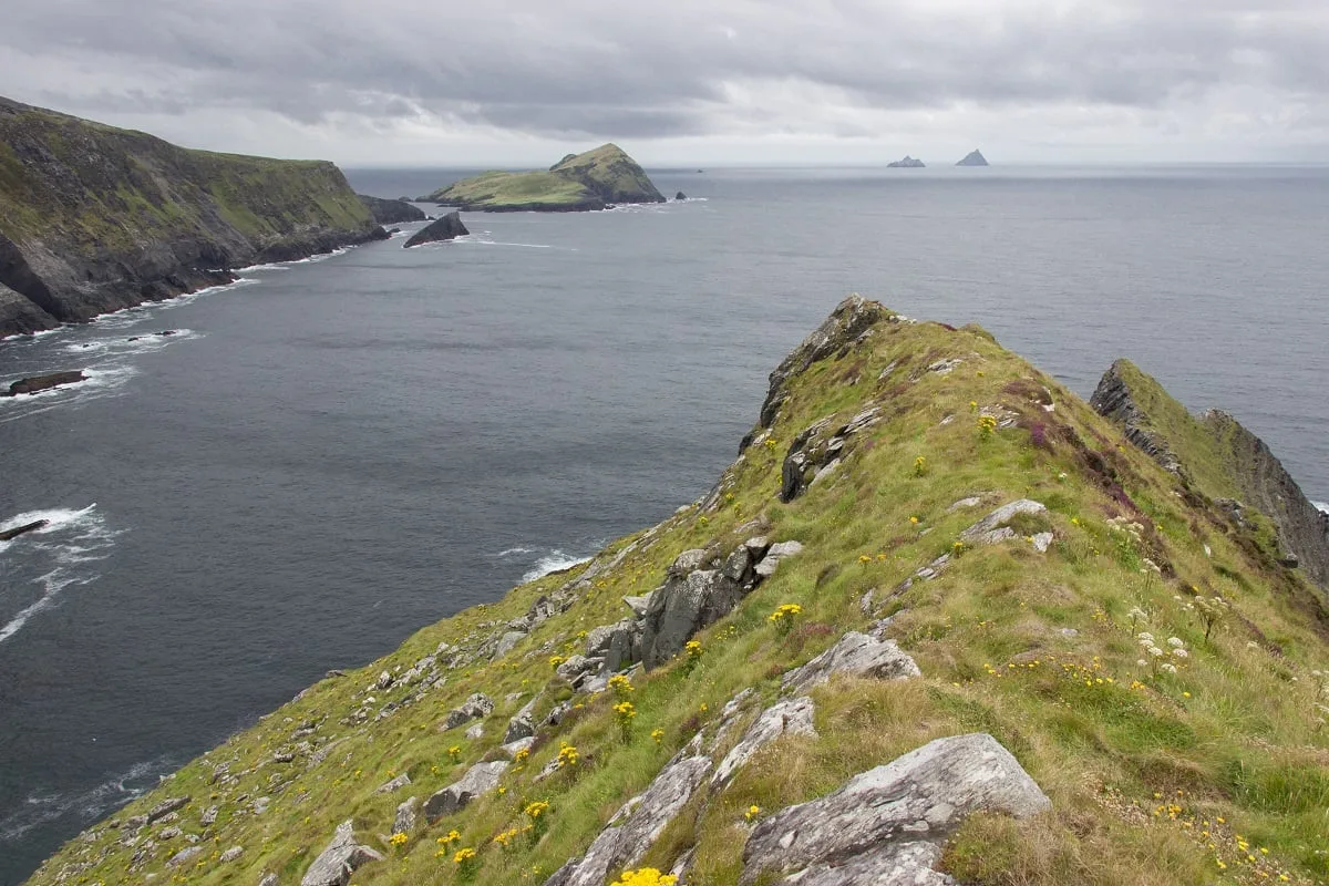 La vue au loin sur les îles Skelly, et notamment Skelly Michael à droite