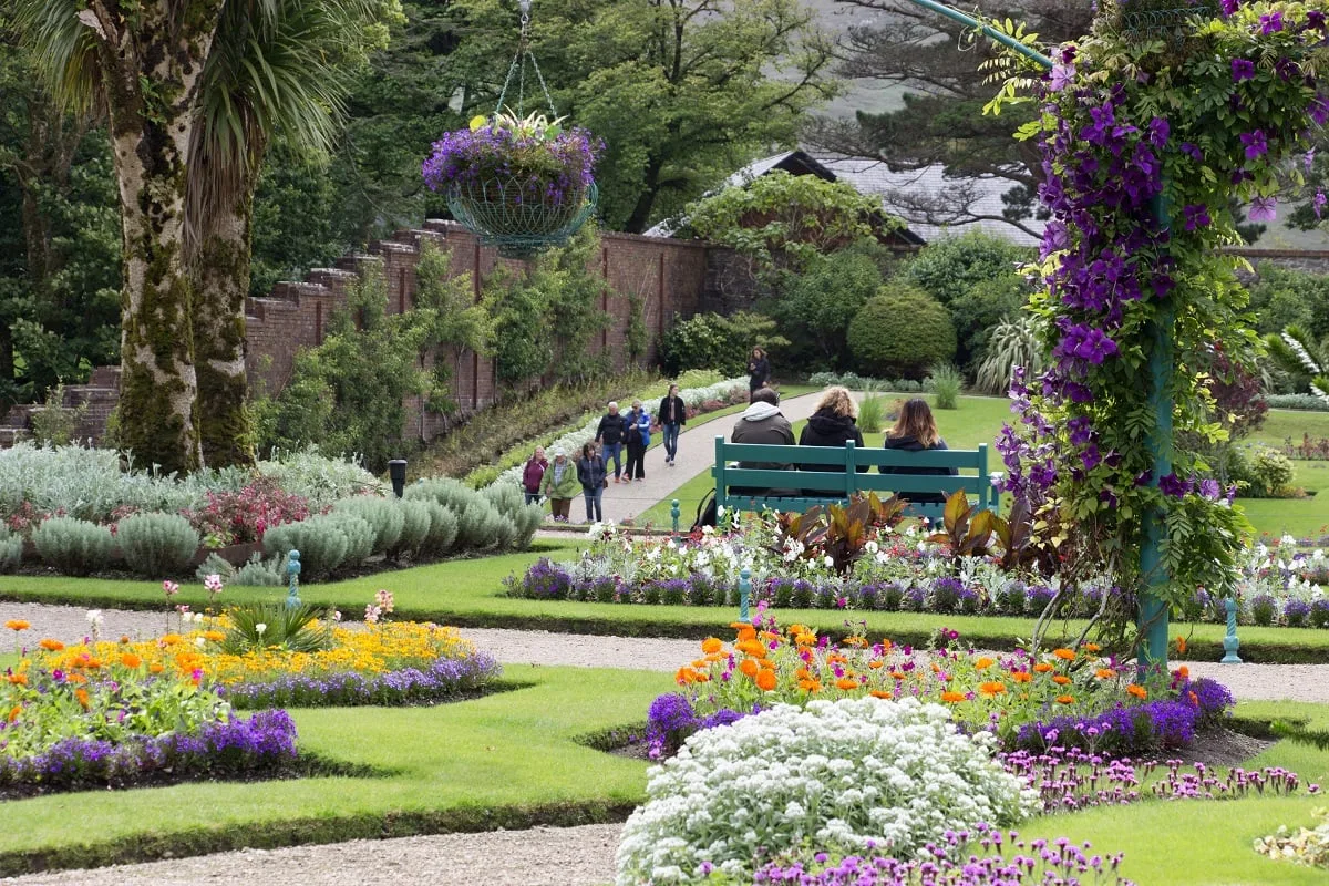 Les jardins de l'abbaye de Kylemore, avec beaucoup de fleurs
