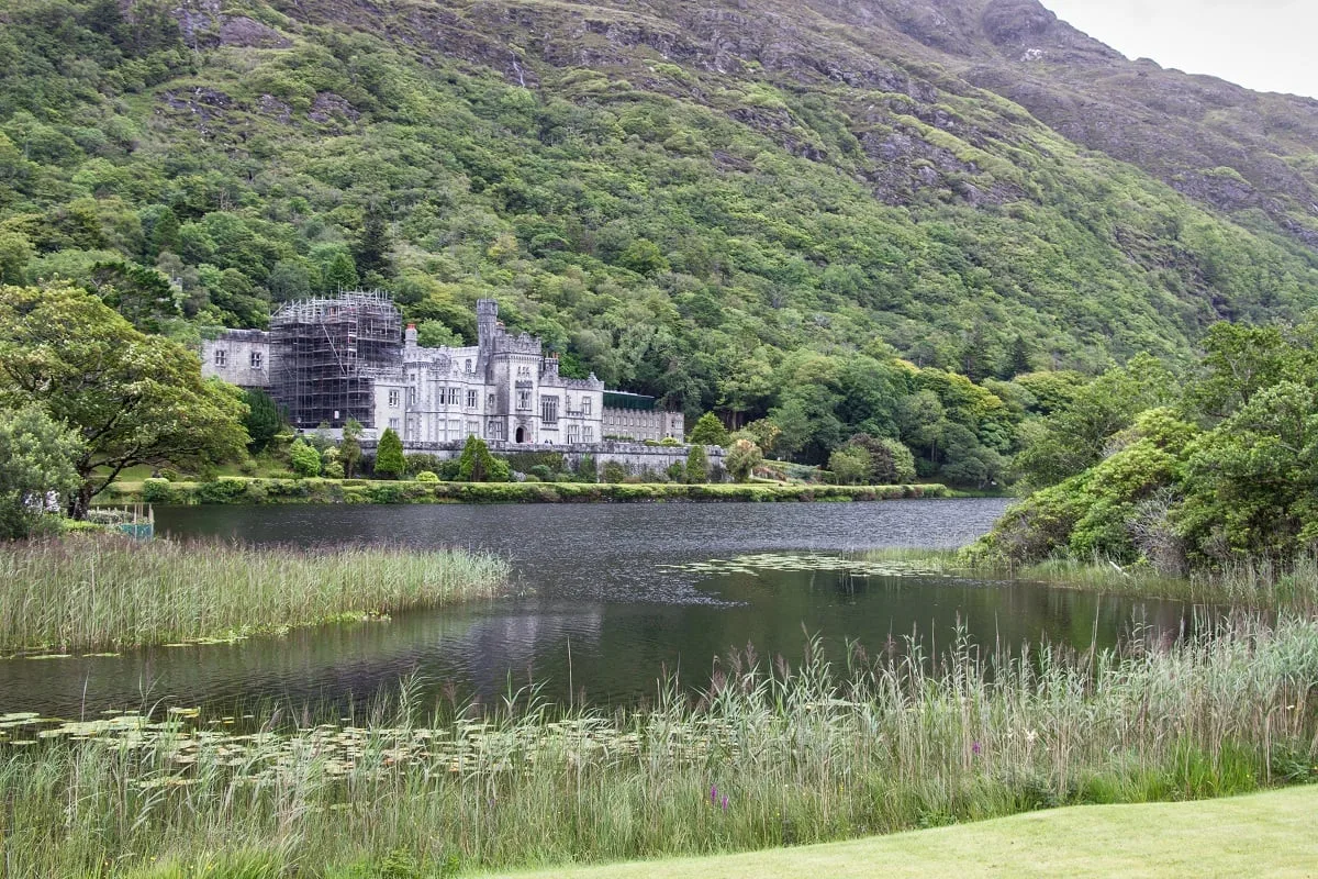 L'abbaye de Kylemore au bord du lac de Pollacapall