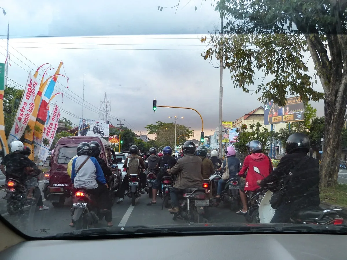 Des scooters sur la route à Bali