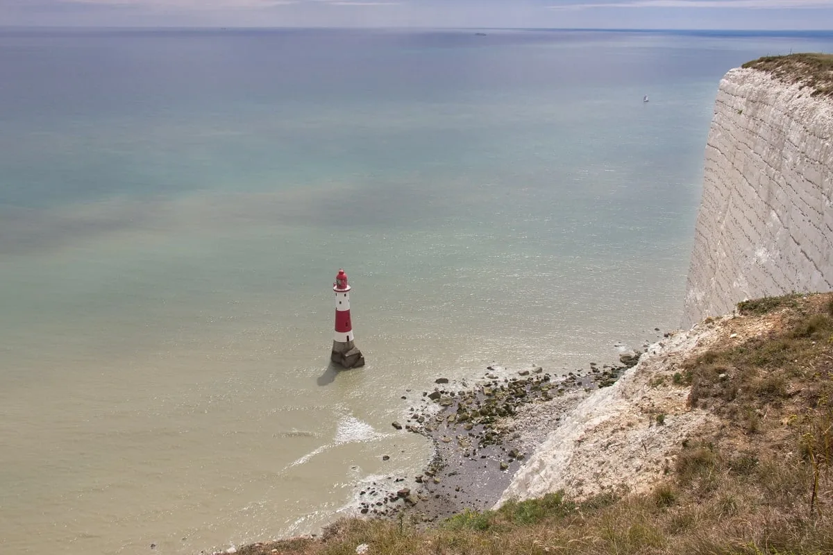 Le Beachy Head dans le sud de l'Angleterre : immense falaise de craie et son phare en contre-bas