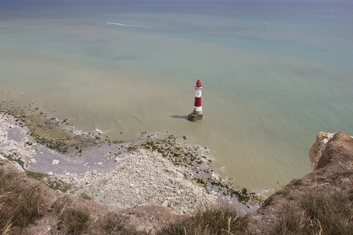 Le phare du Beachy Head Lighthouse, en contre-bas de la falaise