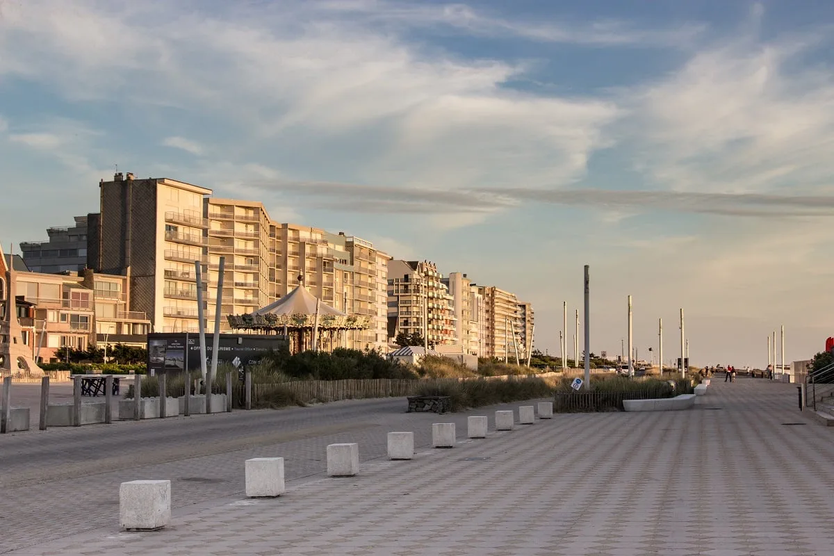 L'esplanade du Touquet éclairée par les couleurs du soleil couchant